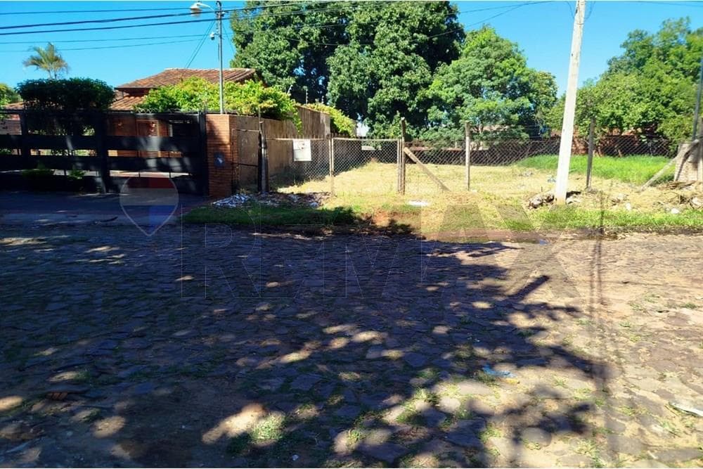 Terreno en lambare cuatro mojones