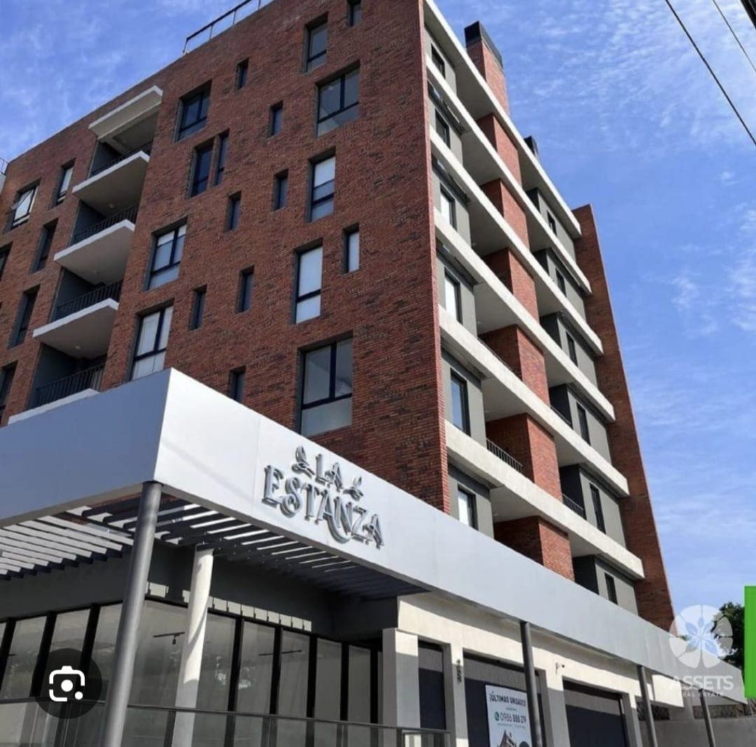 Vendo Local Comercial en Edificio La Estanza