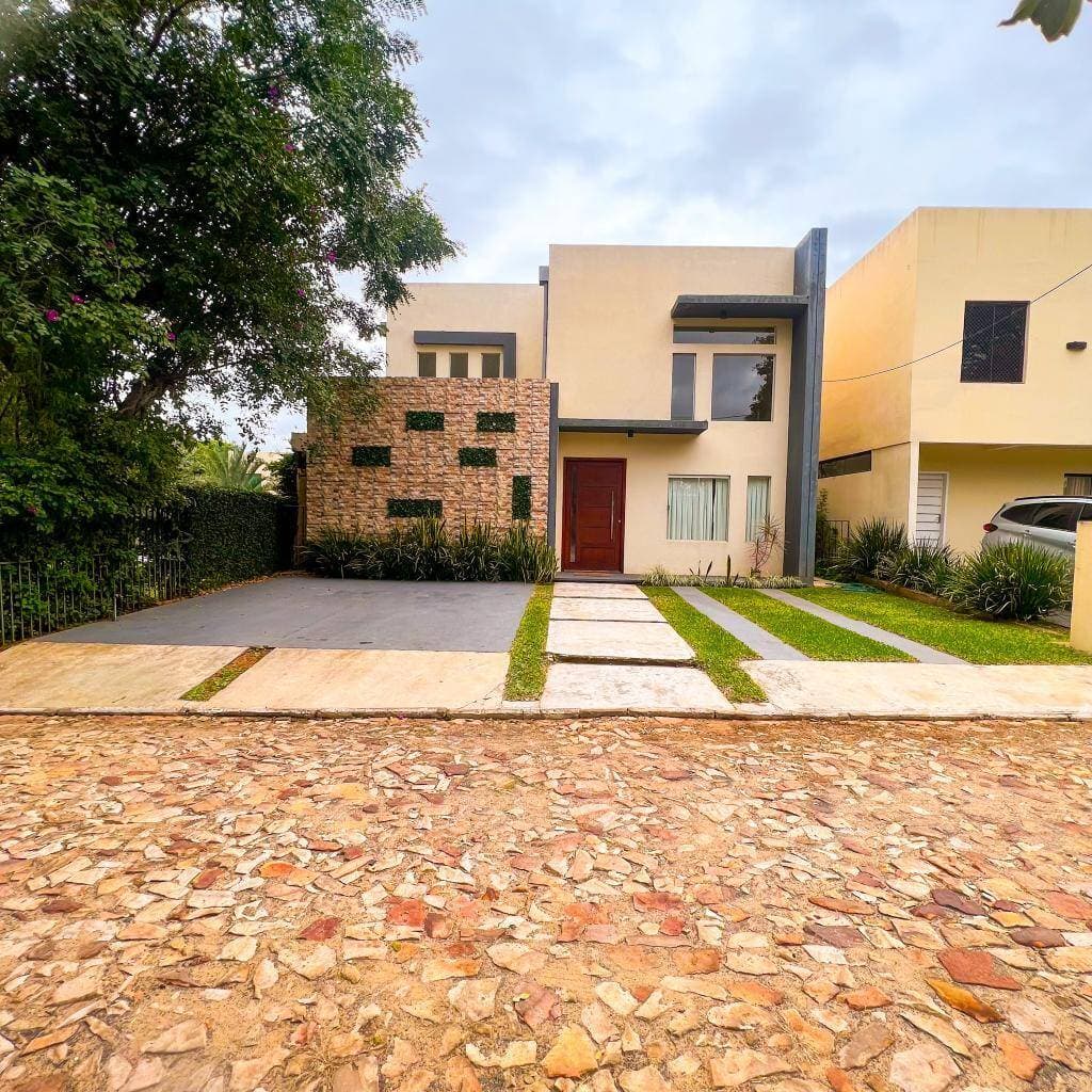 Alquilo casa en barrio cerrado zona aeropuerto