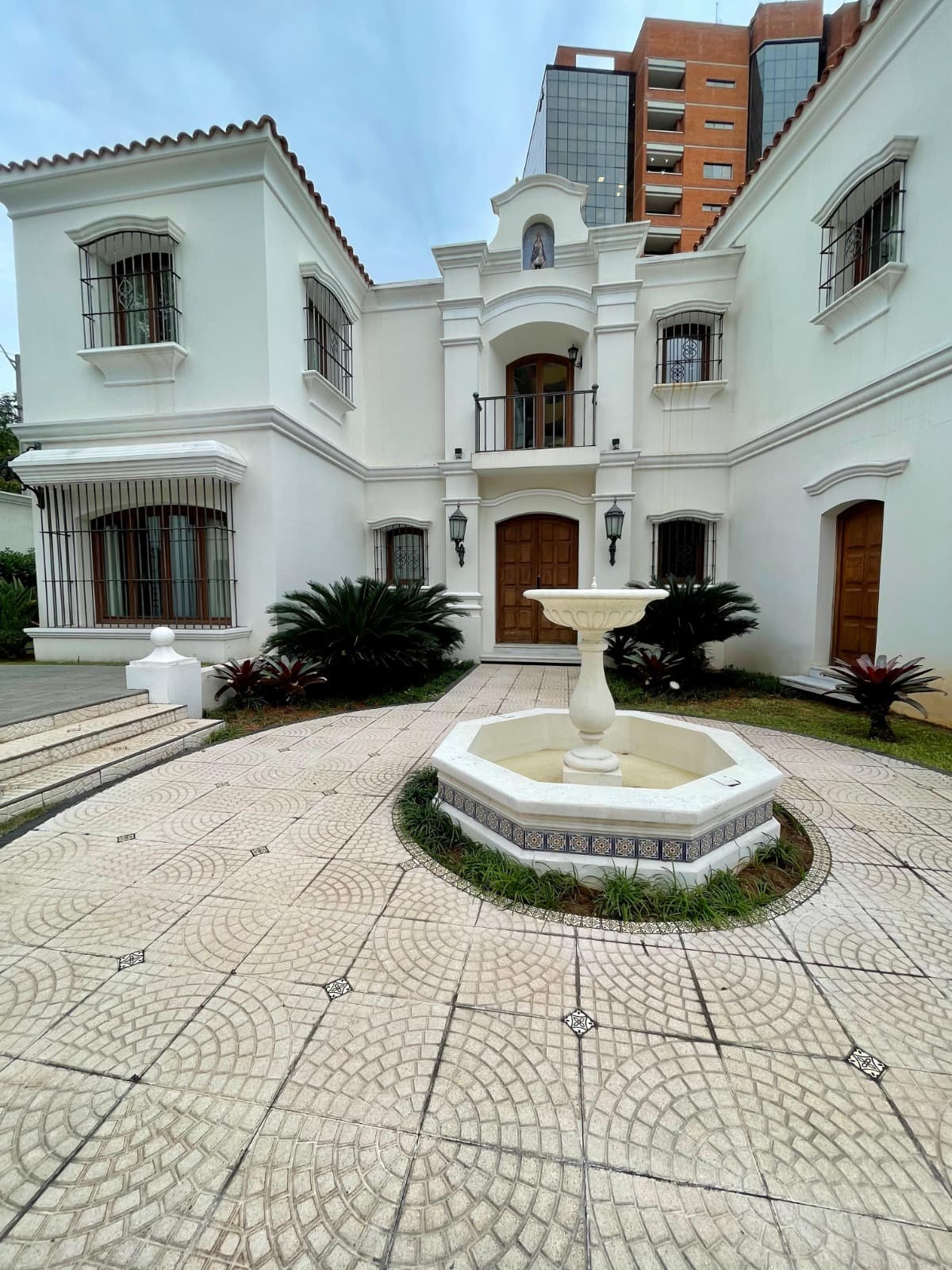 Alquilo lujosa residencia en el barrio las mercdes a 9.500 usd - 4 dormitorios