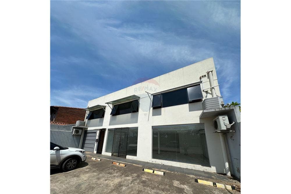 Exclusivo showroom con oficinas – ubicación estratégica en asunción