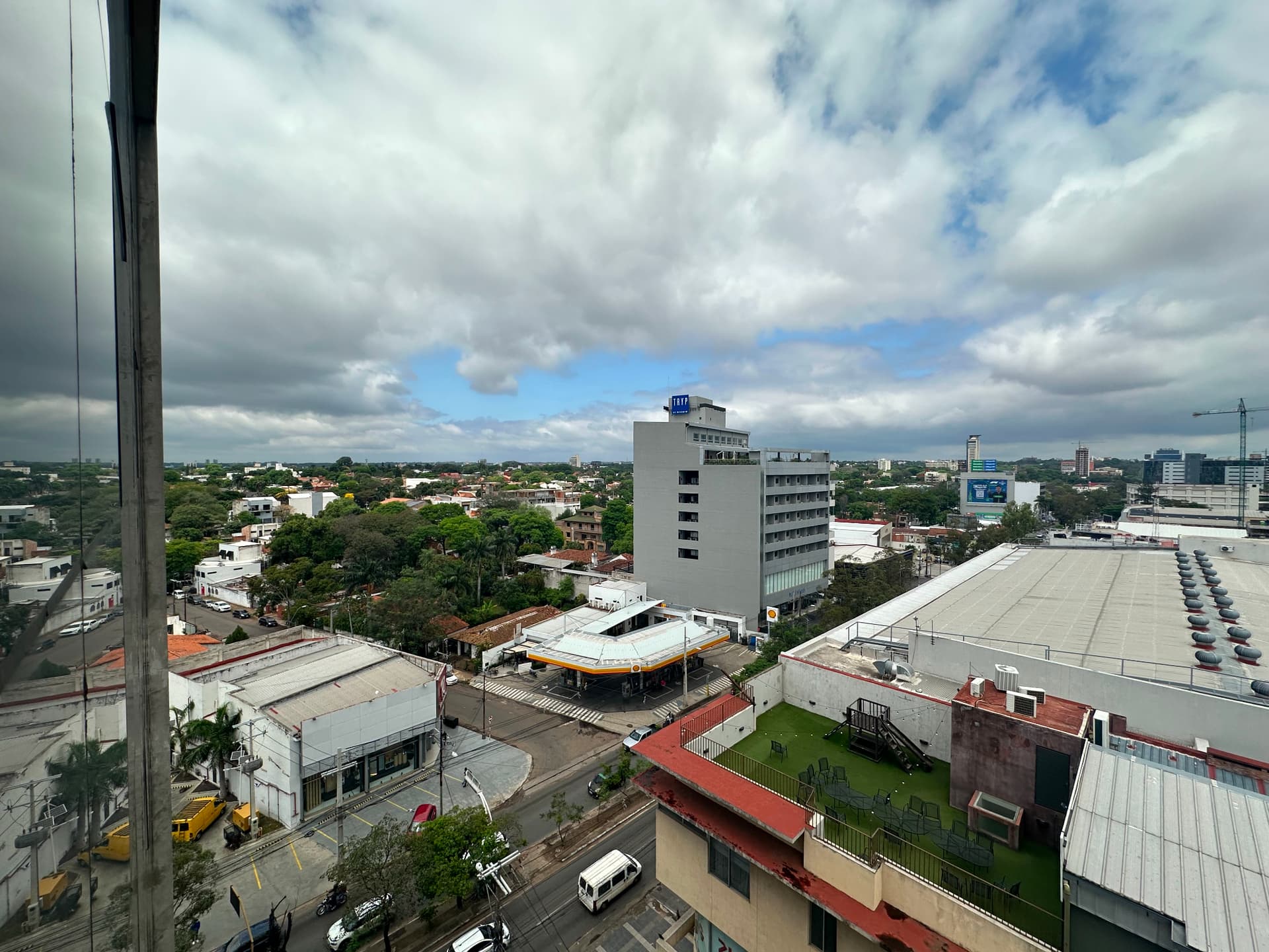 Alquiler De Oficina Disponible En El Edificio Sky Center - Zona Shopping Del Sol