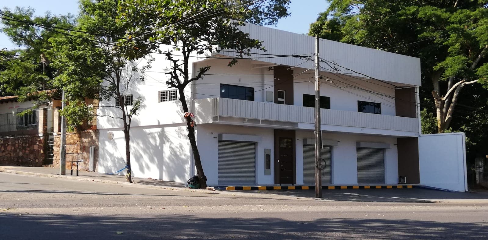 Alquilo amplio salón p/ oficinas sobre avda. Fdo. De la mora en Asunción