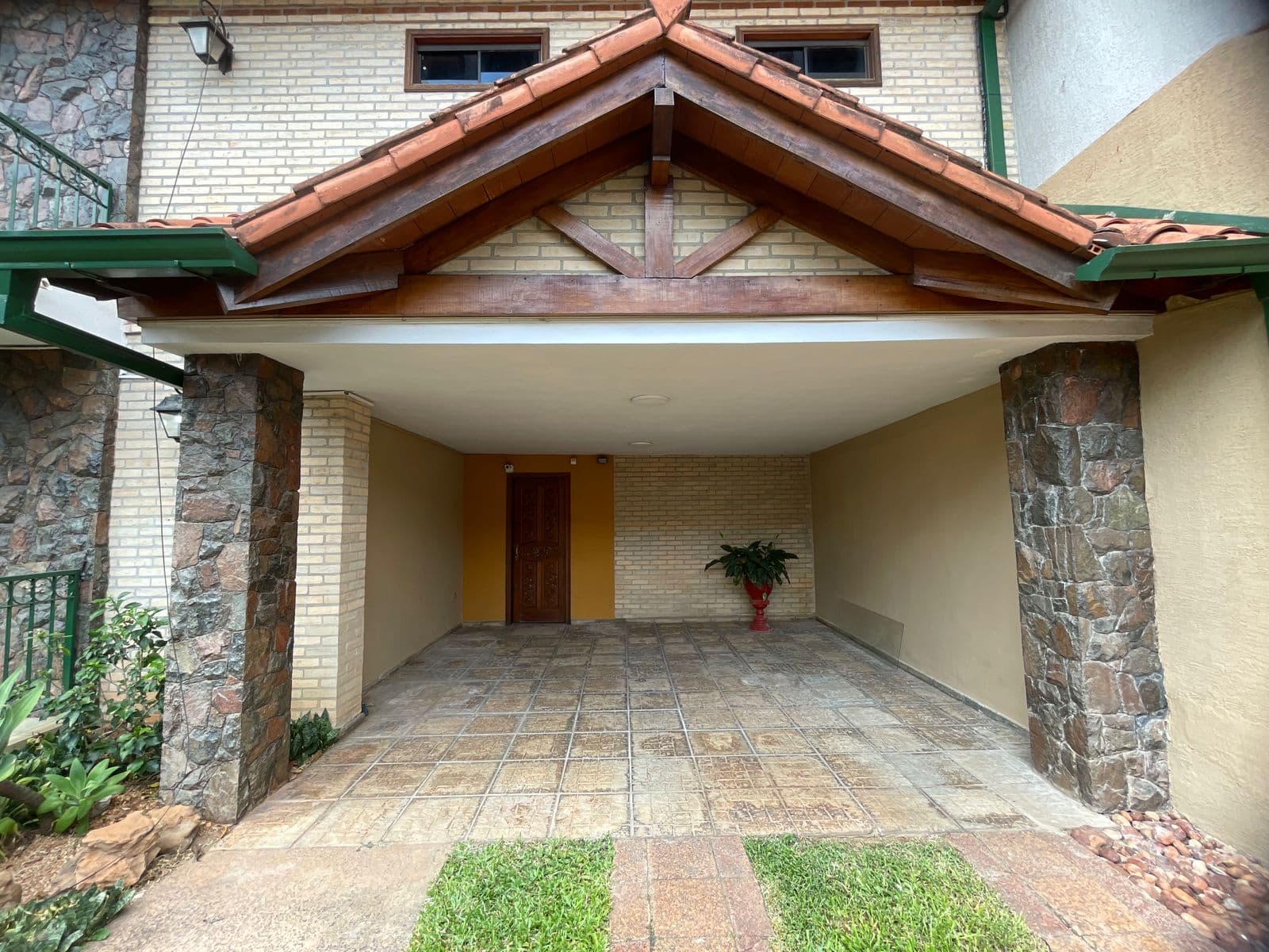 EN ALQUILER – Amplia Casa de 2 Plantas en Barrio Nazareth