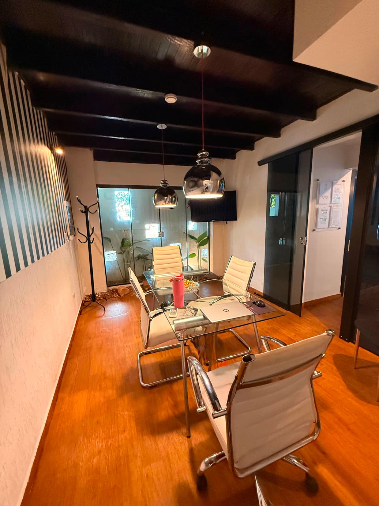 **alquilo oficina amoblada de 300 m² en el eje corporativo – barrio Las Lomas**