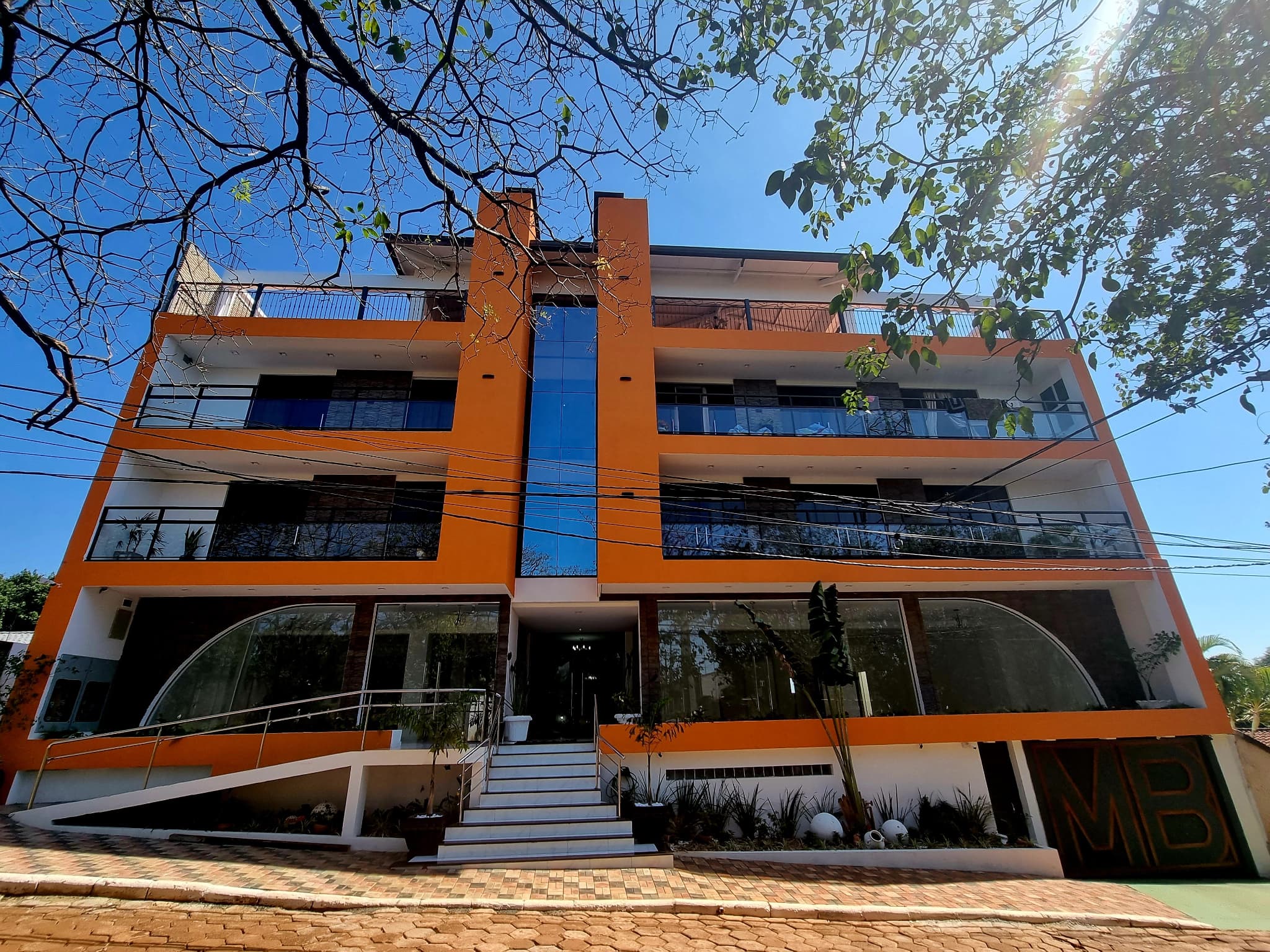 Alquilo local amplio en azotea de edificio!!!