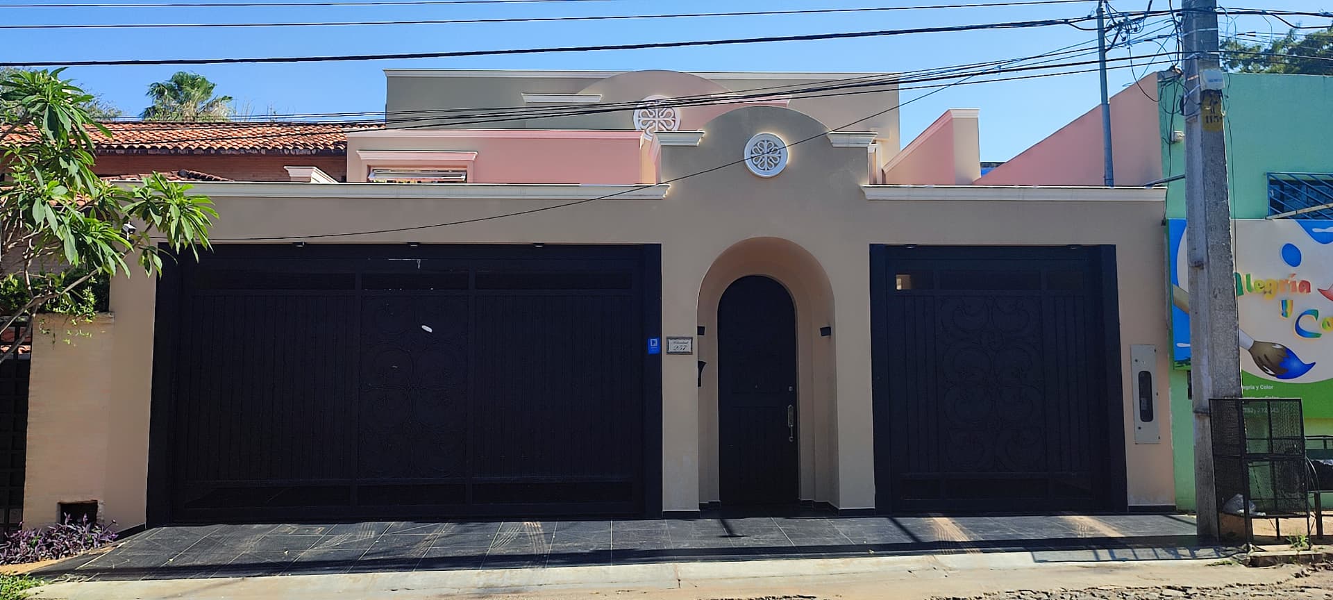 ¡En venta! Amplia residencia en Lambaré – Zona Colegio SEK, Barrio Felicidad