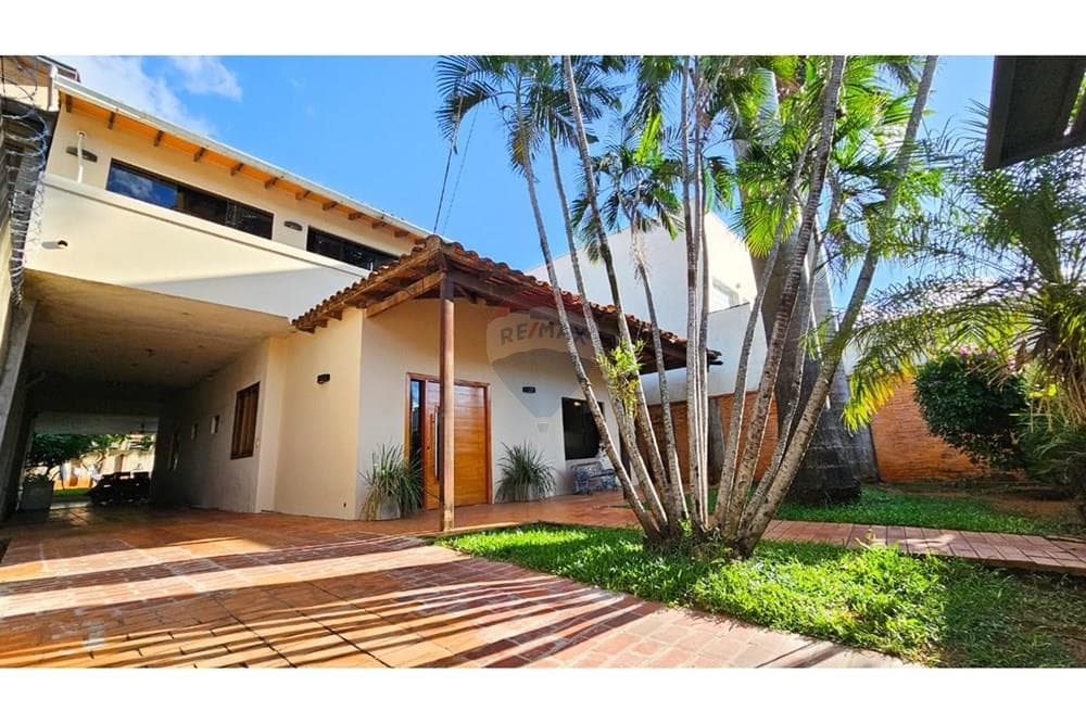 Amplia residencial en el barrio mcal estigarribia