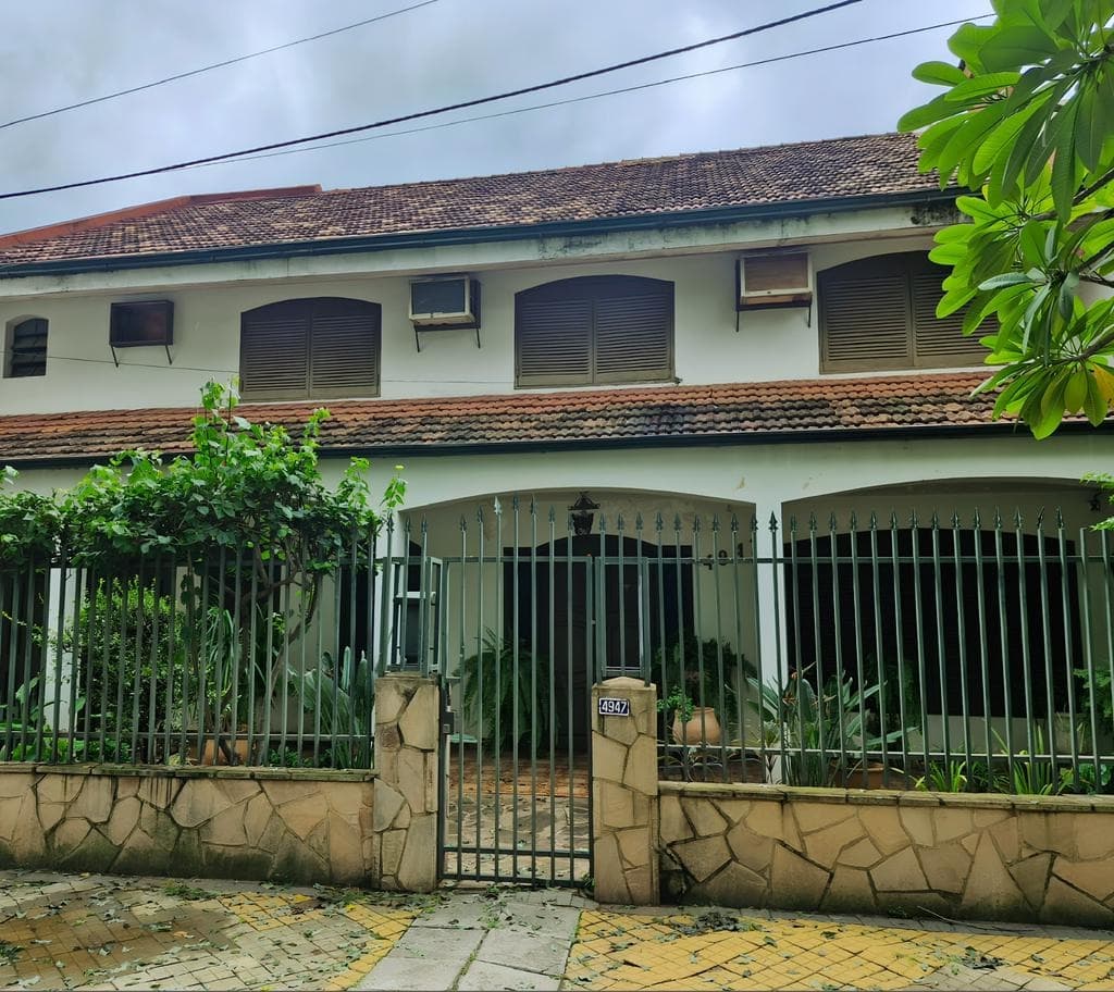 Vendo casa a refaccionar o demoler en Villa Morra