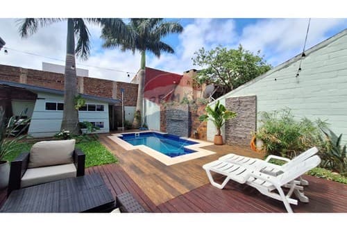 En venta Casa moderna con Piscina y Jardín en Encarnación