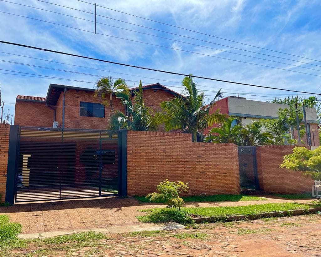 En venta hermosa residencia en Luque con renta activa