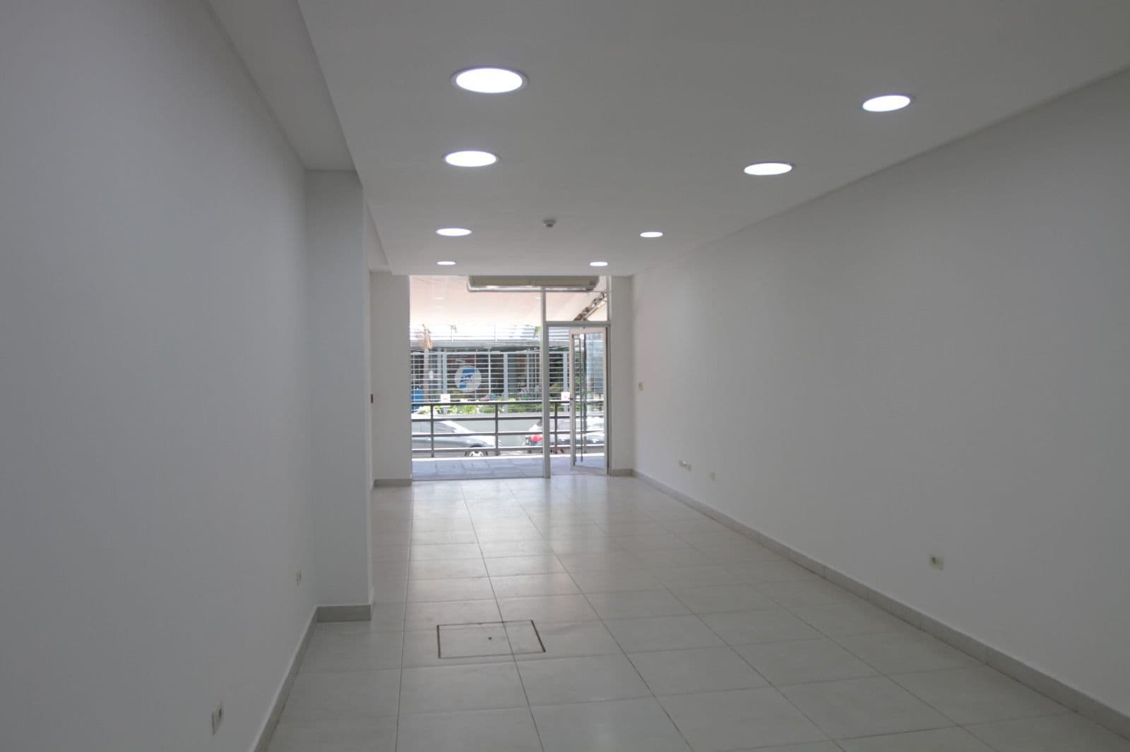Alquilo salon comercial en villamorra