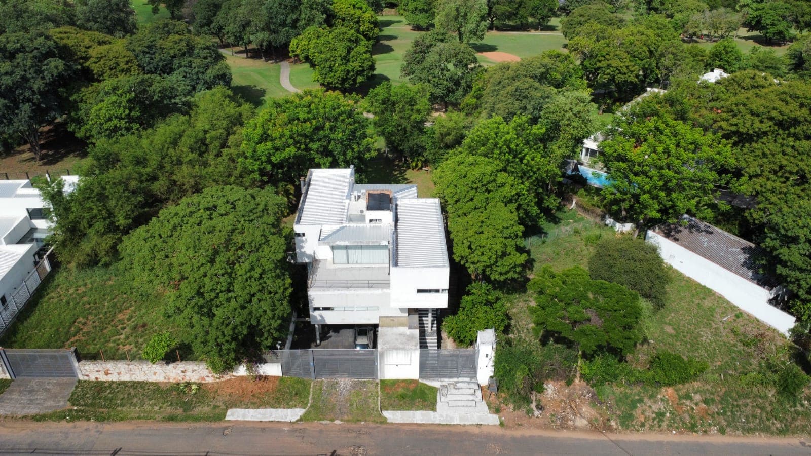 Vendo lujosa residencia en el yacht y golf club paraguay