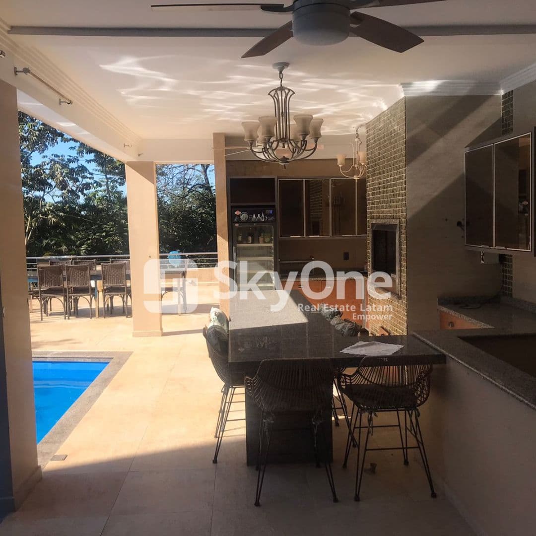 Se alquila imponente residencia