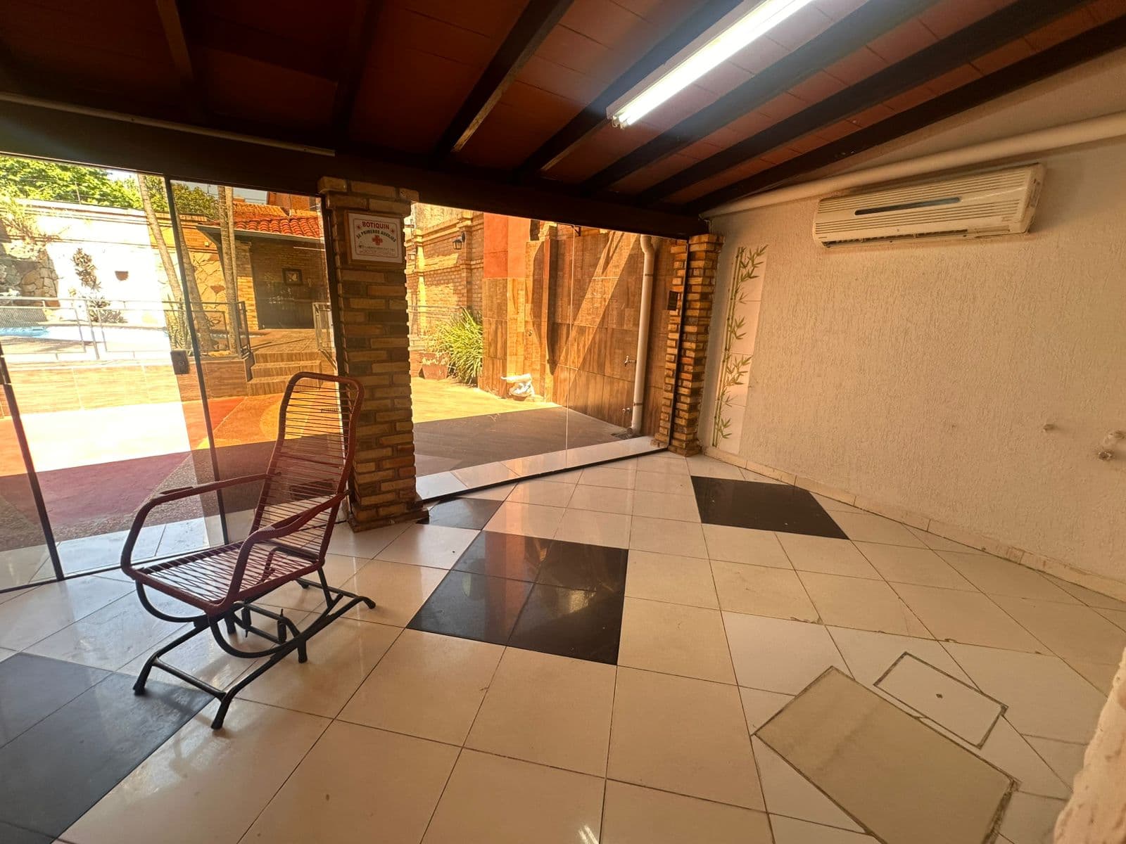 Alquilo casa amplia en lambare