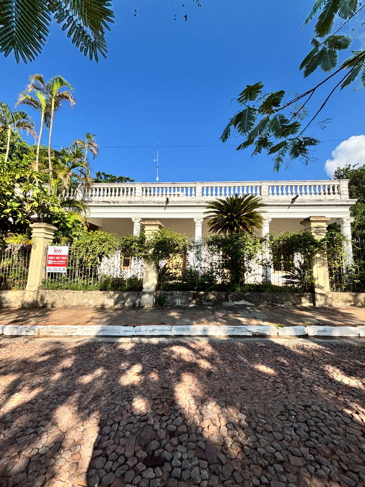 Casona histórica en alquiler en Areguá – sobre avenida principal