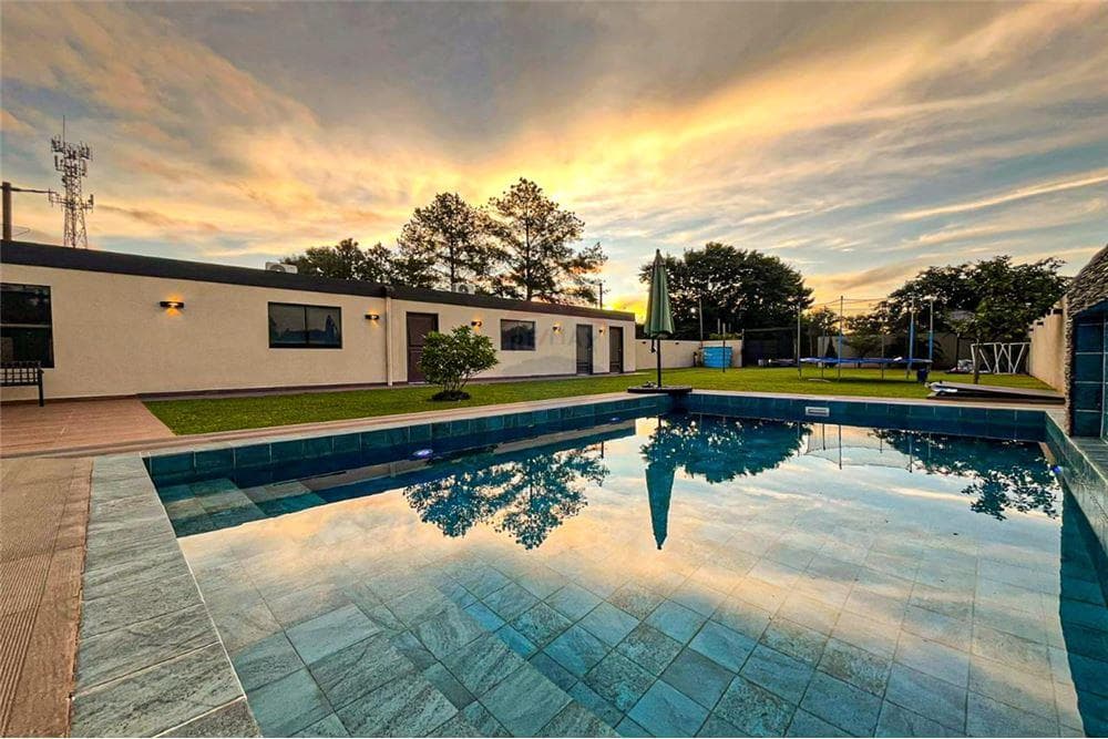 En venta amplia casa en urb. Puerta del lago