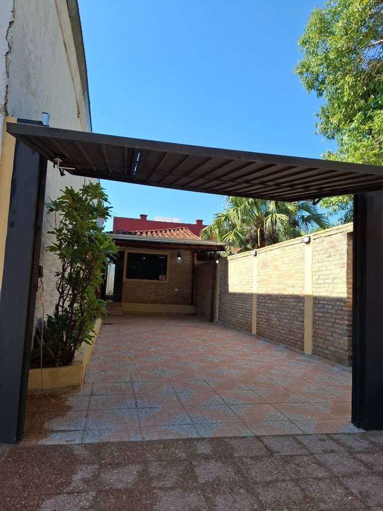 Alquilo casa de una planta en el centro de Luque