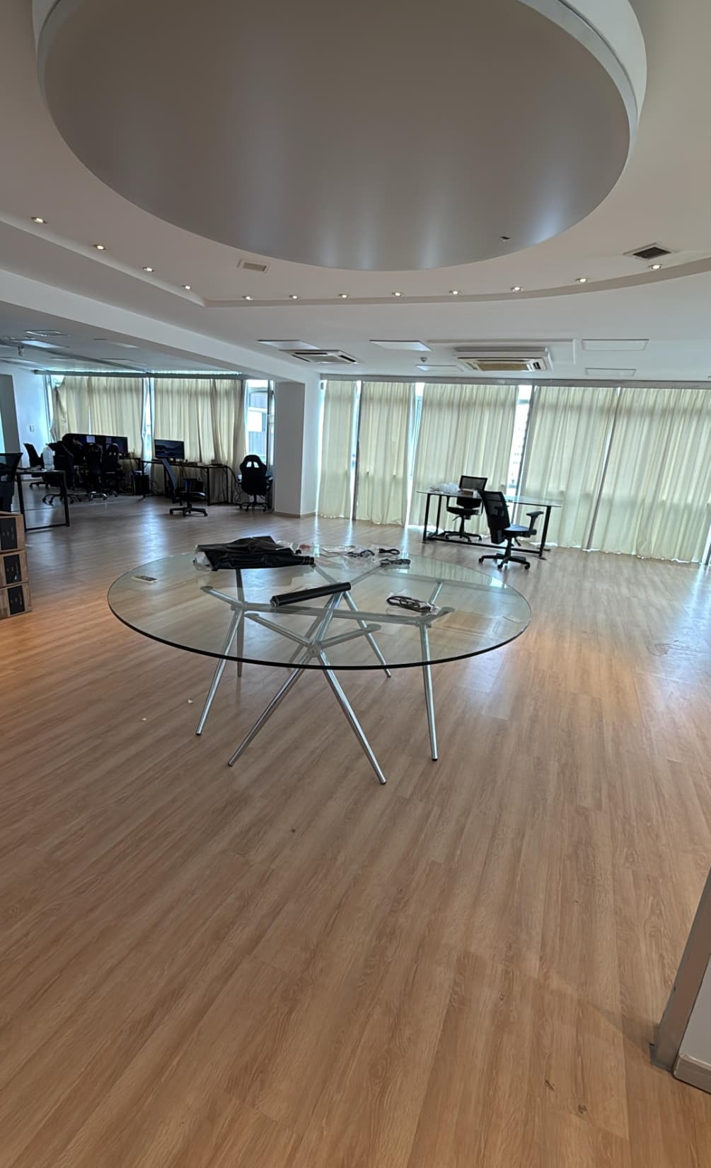 Alquilo Oficina SEMIAMOBLADA zona eje corporativo