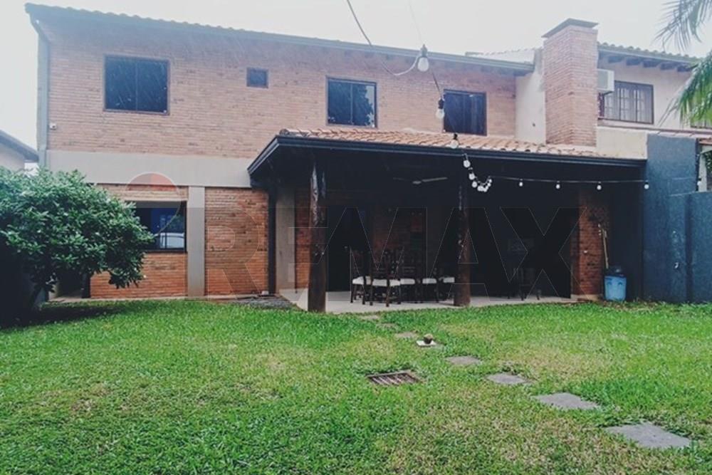 Alquilo amplia casa con Patio en Lambaré