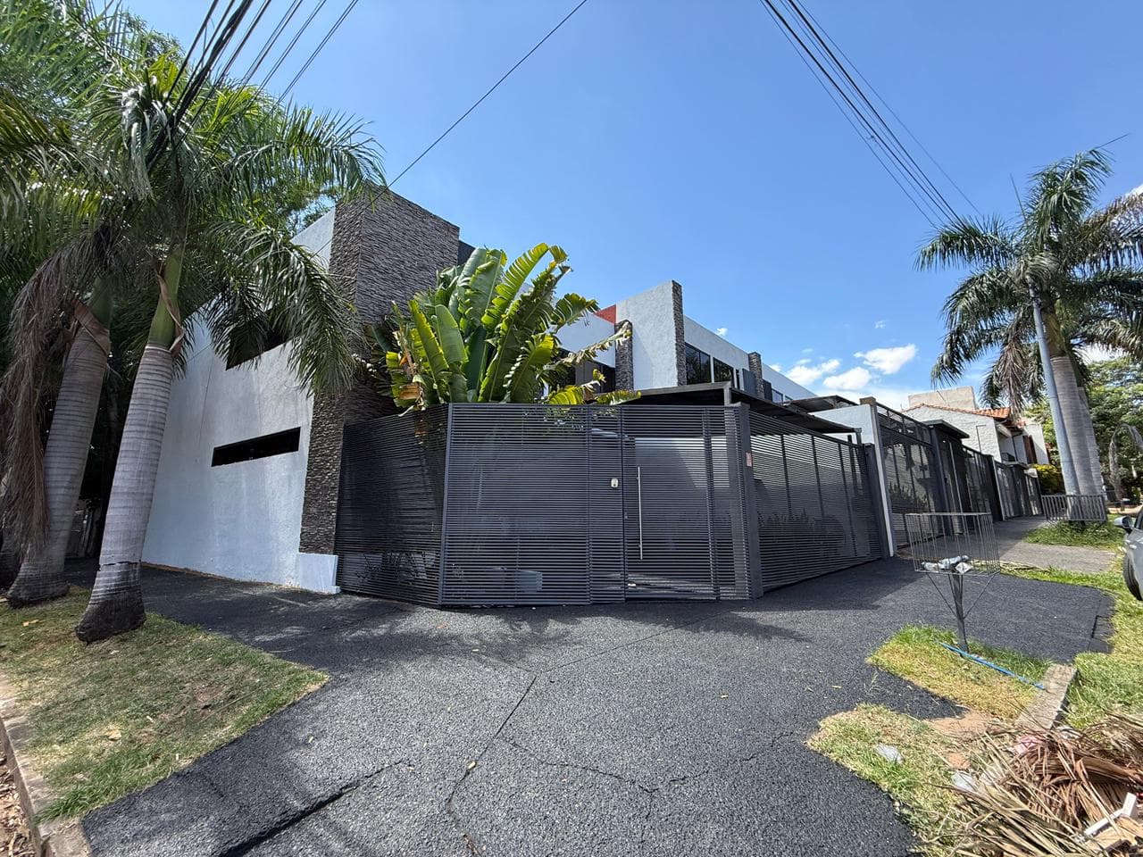 Dúplex con quincho y patio, en esquina en venta en barrio Ycuá Satí
