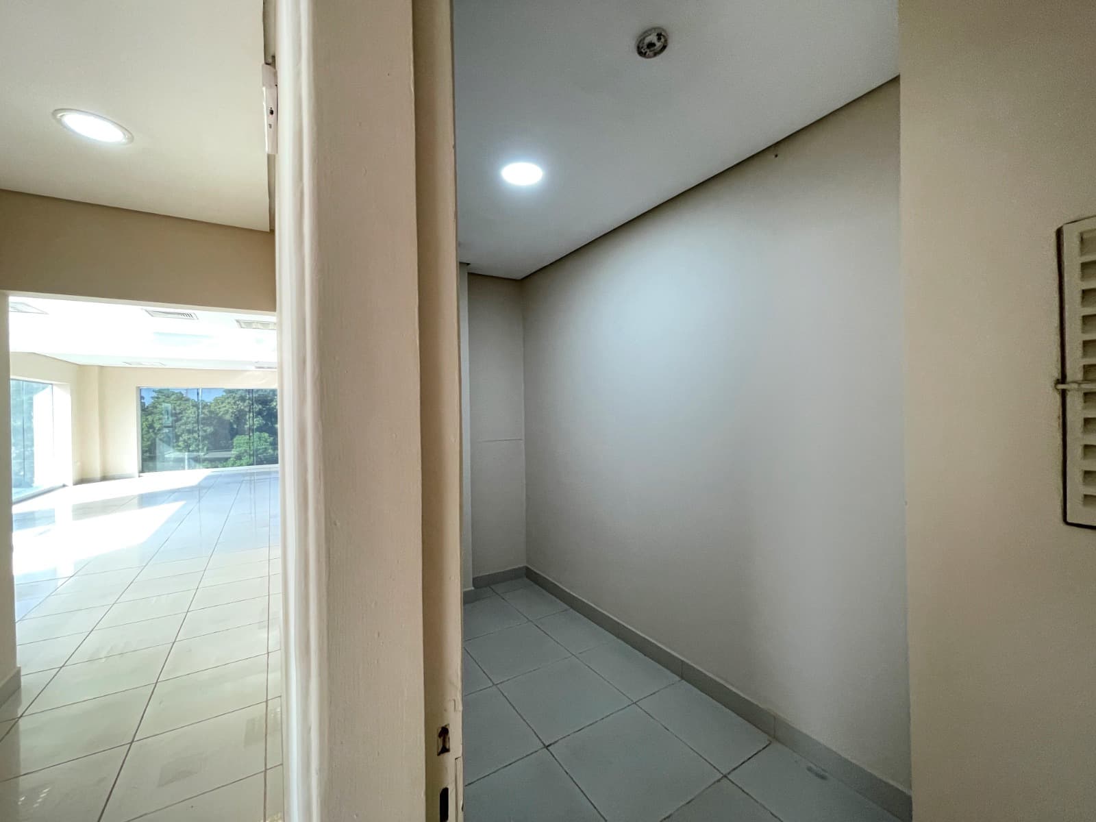 Alquilo oficina en Villa Morra