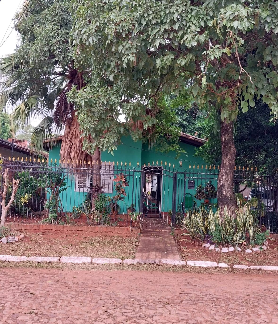 Vendo casa con amlpio terreno en el centro de itauguá, en es