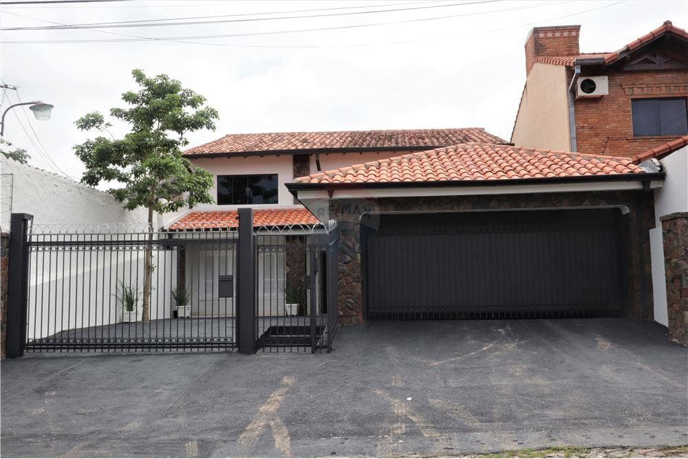 Alquilo casa en barrio Mburucuya
