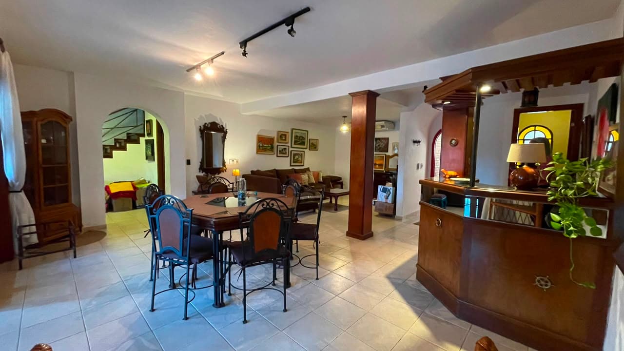 1320 usd - alquilo hermosa casa de 2 plantas c/ 3 hab. En bo. Herrera