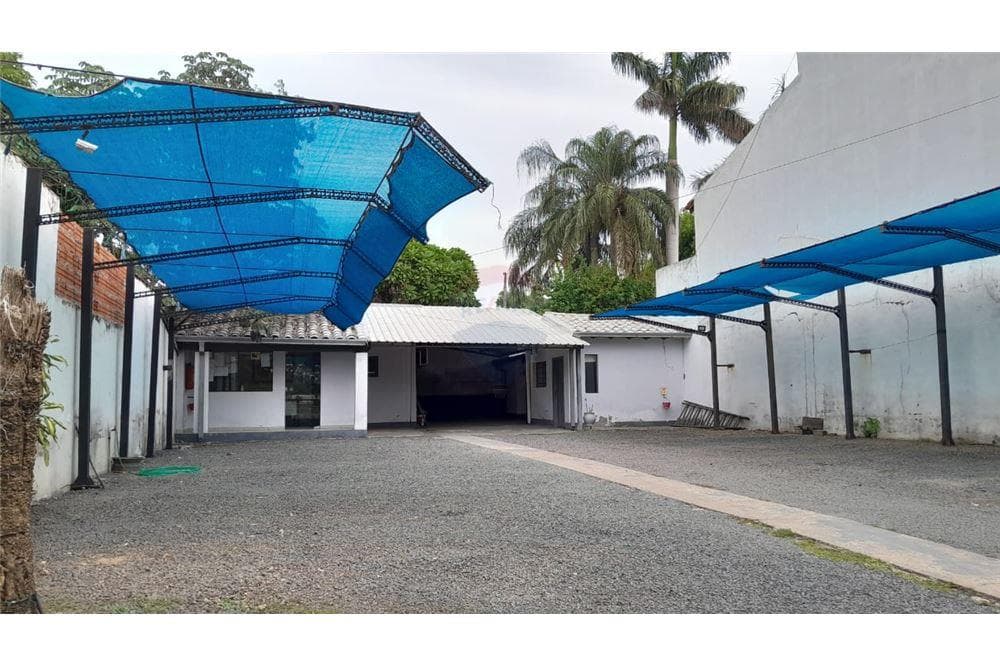Alquilo Terreno con oficinas 14 estacionamientos