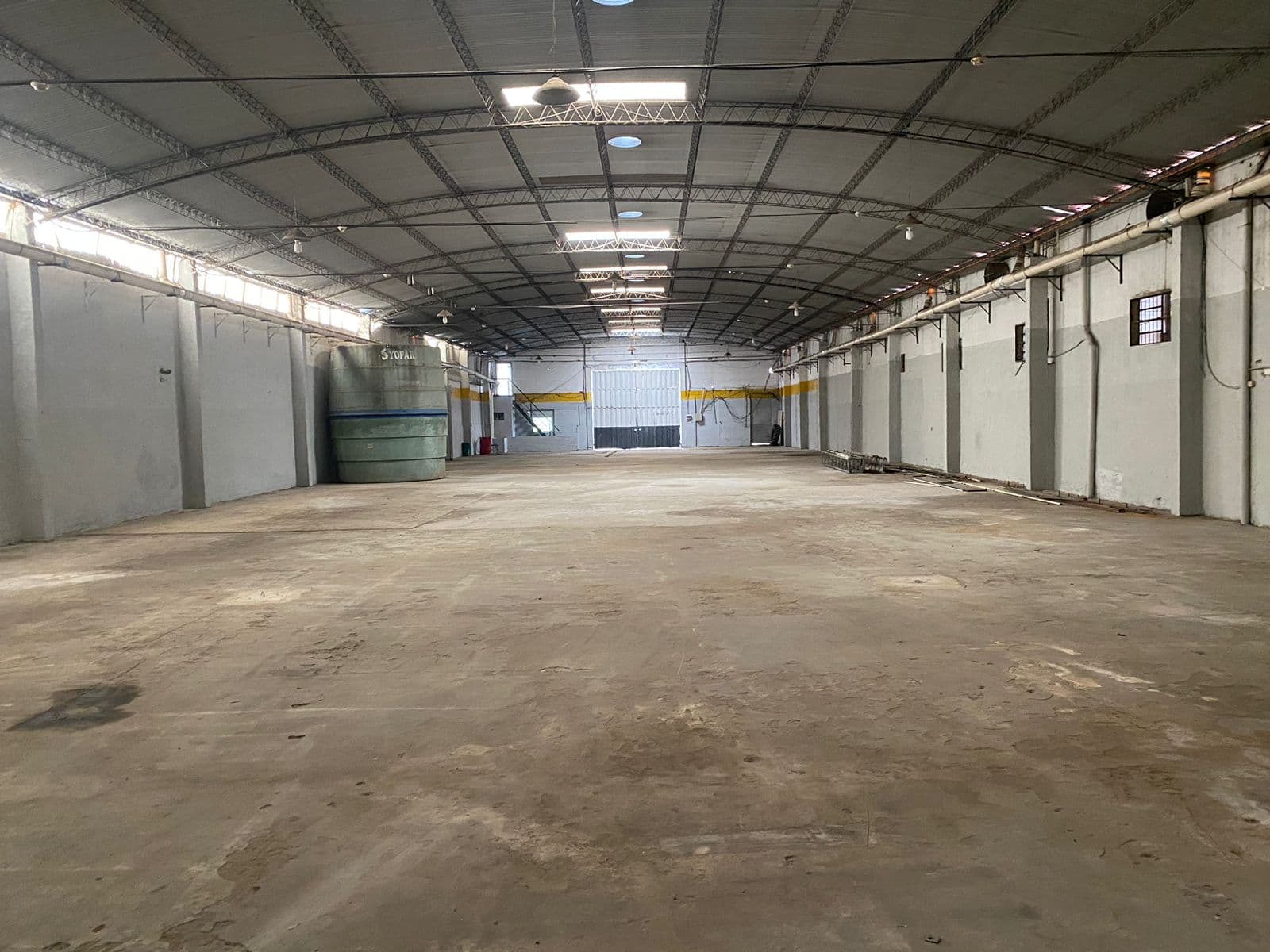 Tinglado En Madame Lynch Con 1.100 M2 Cubiertos, 300m2 Oficina, 200 M2 Libres