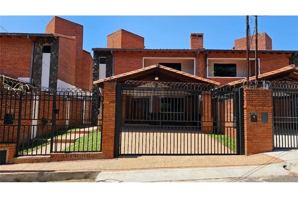 En venta casa a media cuadra de perón