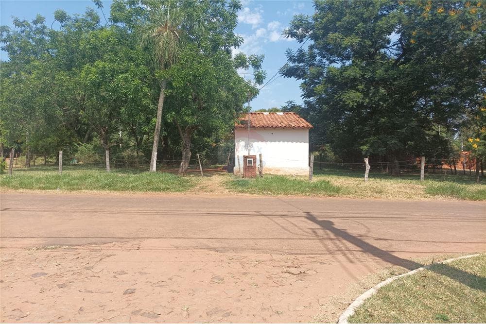 Vendo casa en esquina en laurelty Luque