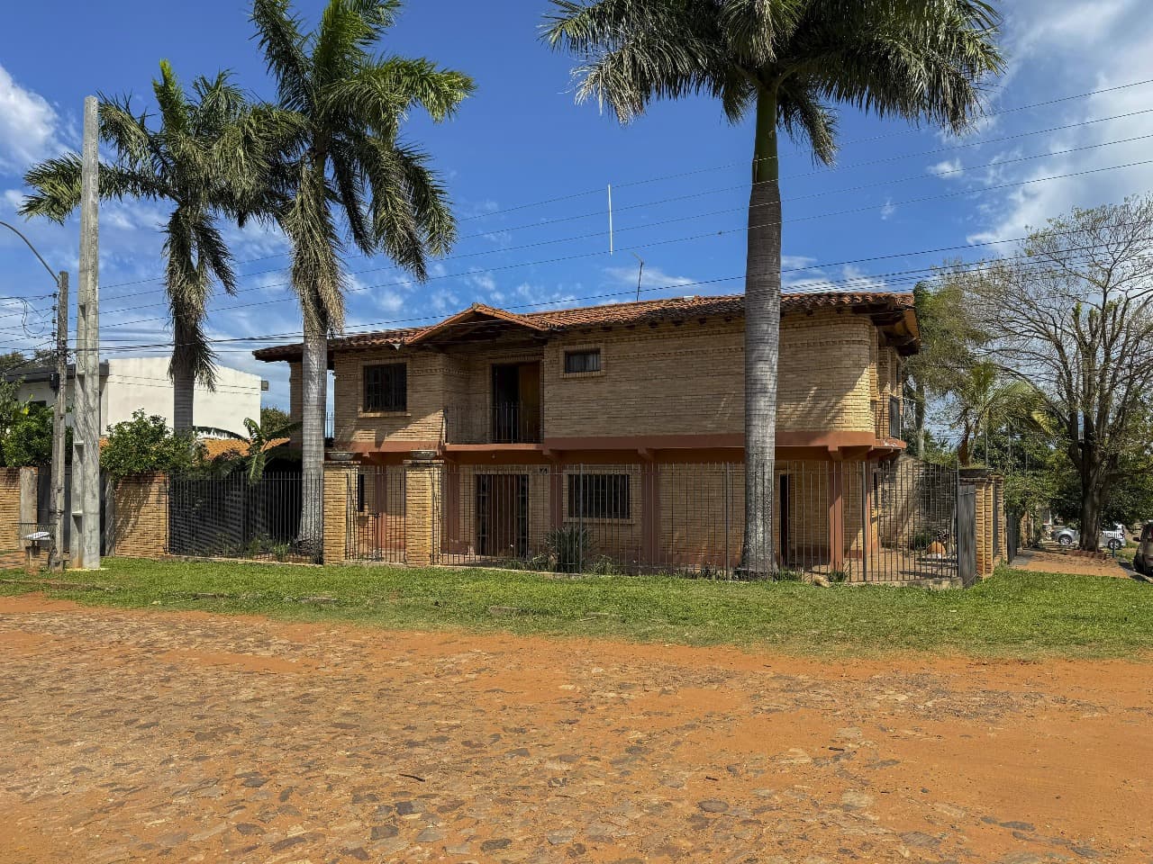 Casa de 2 plantas en Lambaré, a 2 cuadras del colegio metodista nuevo horizonte