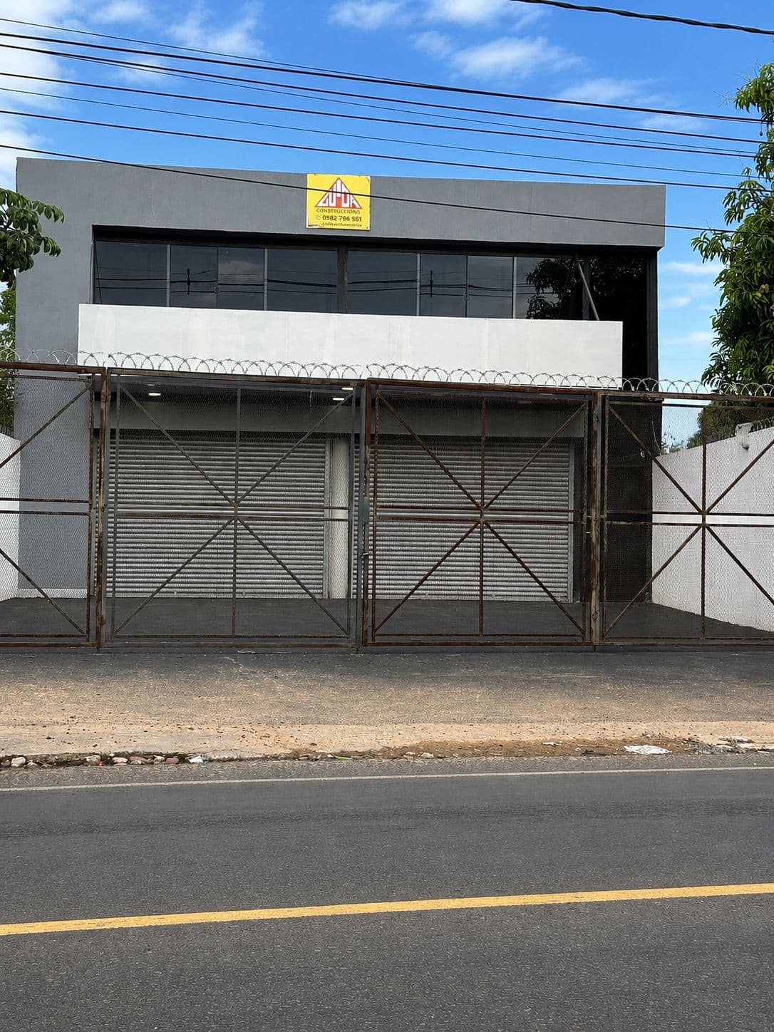 Alquilo salón comercial y showroom a estrenar sobre ruta Luque – San Lorenzo ????