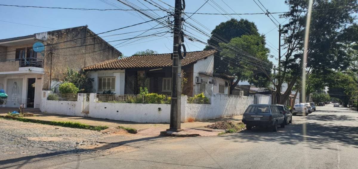 En MBURICAO, terreno con casa a demoler