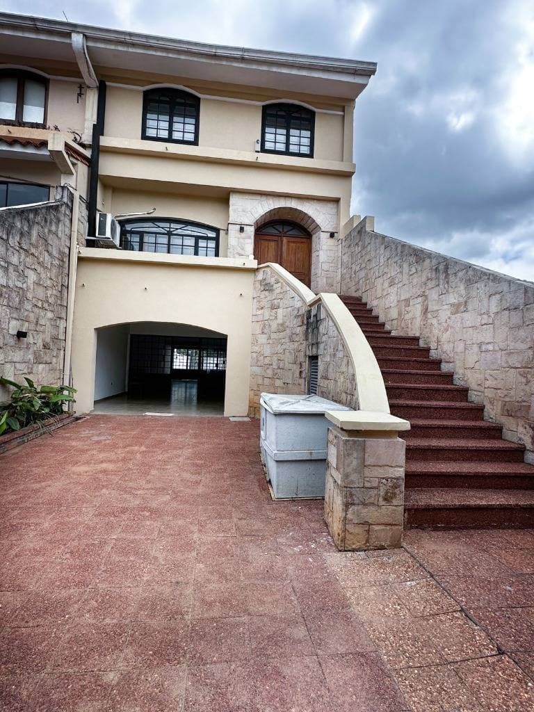 Alquilo triplex en barrio mcal estigarribia