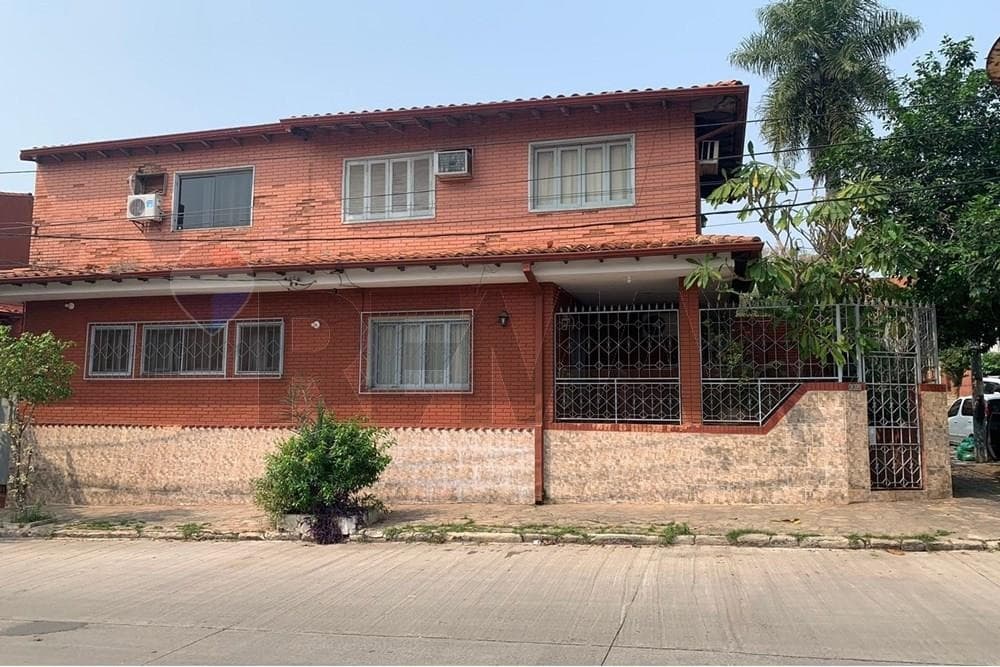 Casa en esquina con Dpto independiente en Sajonia