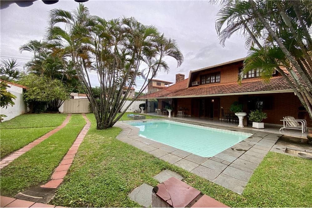 EN VENTA amplia residencia en Luque sobre Av. Gral. Aquino