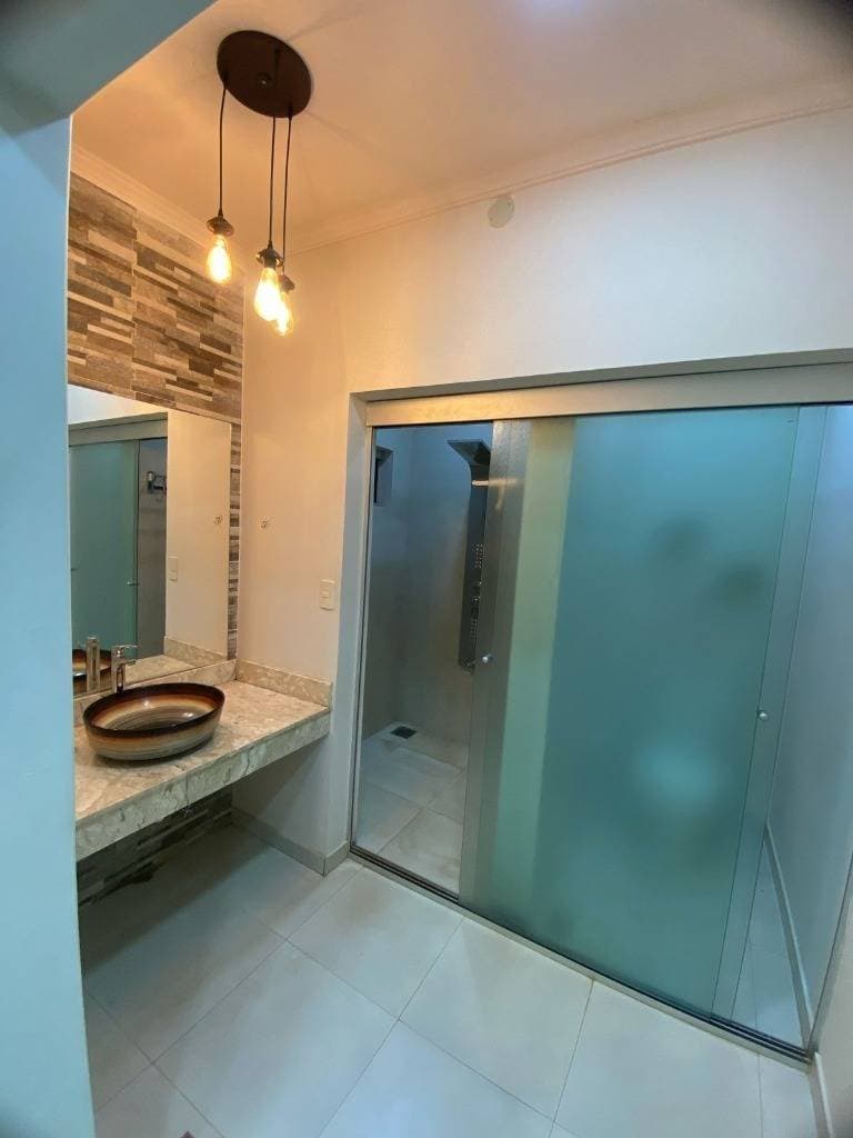 Alquilo Casa Moderna de 3 Niveles | Semi Amoblada