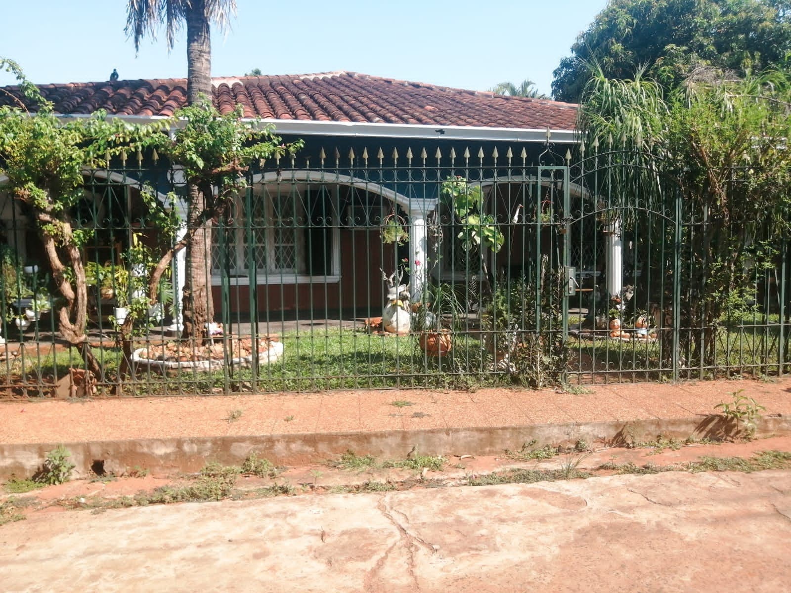 Vendo casa con piscina y amplio jardin en San Lorenzo