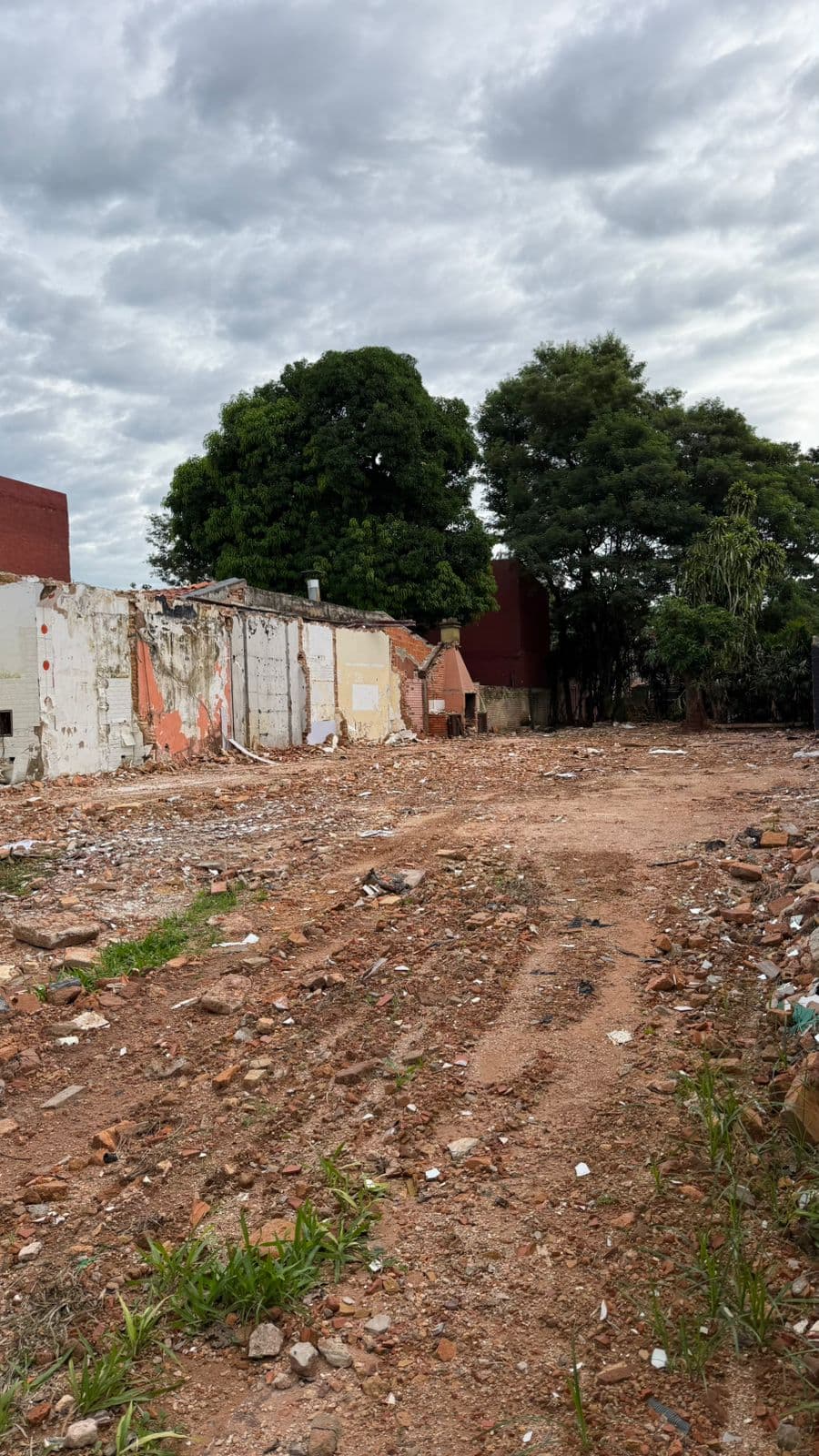 Terreno vacio en el barrio ycua sati