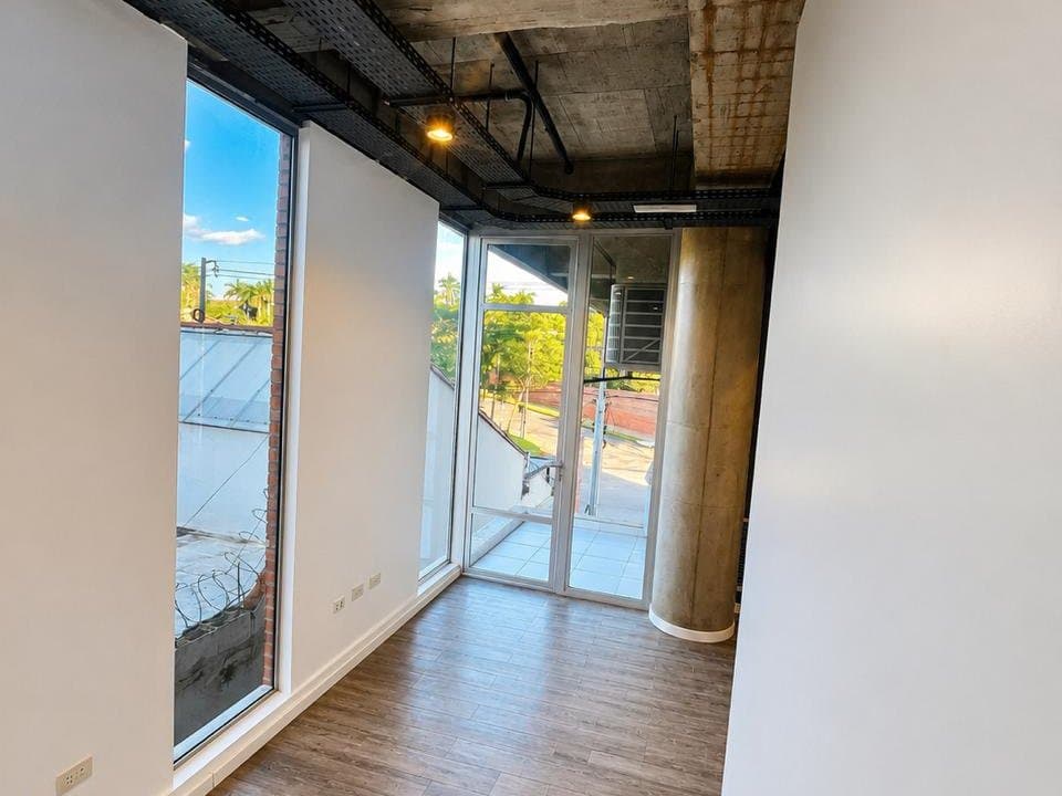 Alquilo oficina corporativa de 58 m2 en barrio mcal. Lopez, Asunción