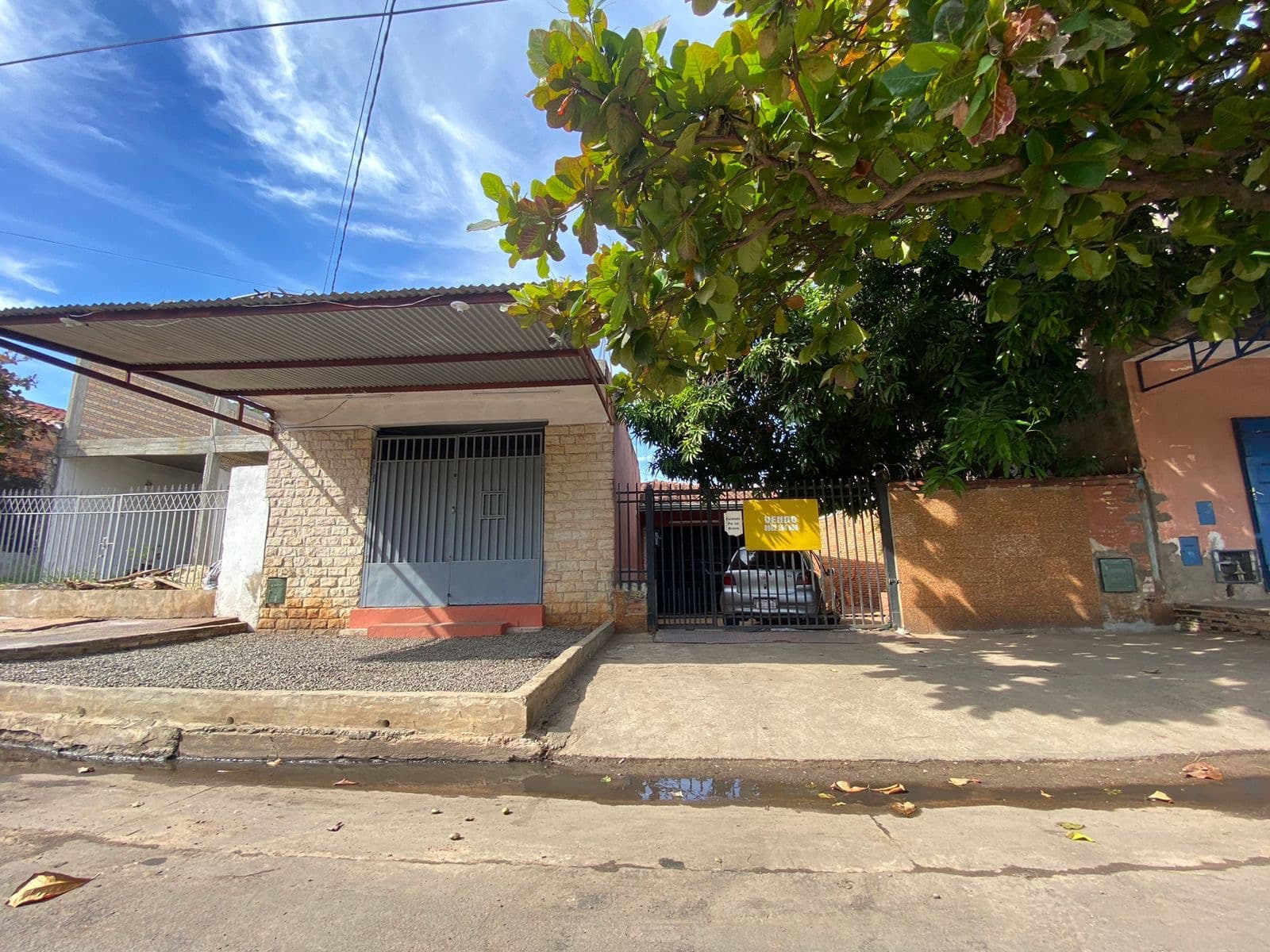 Casa + departamento independiente + salón comercial