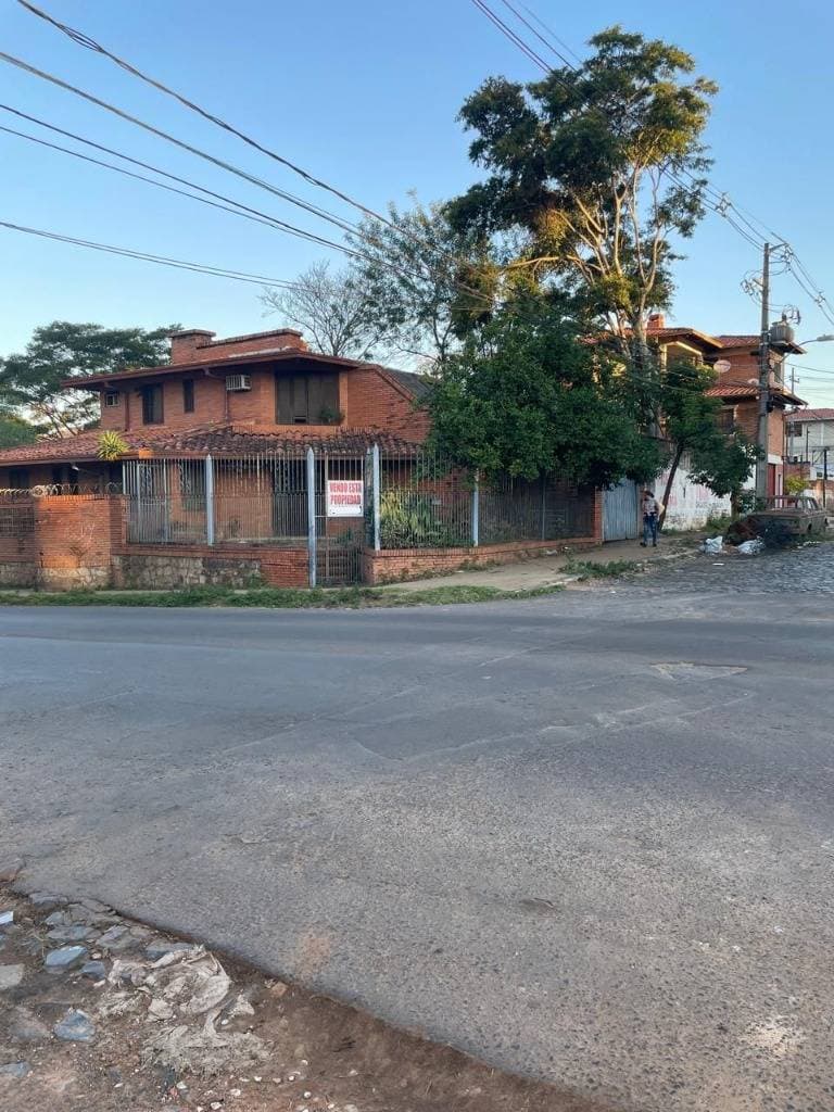 Terreno con casa a demoler en esquina