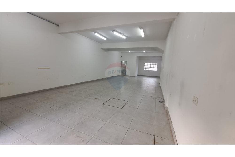 Alquilo salon comercial en villa aurelia!!