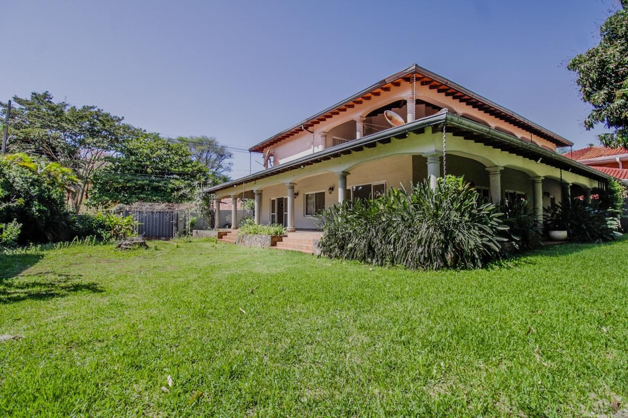 Vendo residencia premium mcal. estigarribia 1500 m2