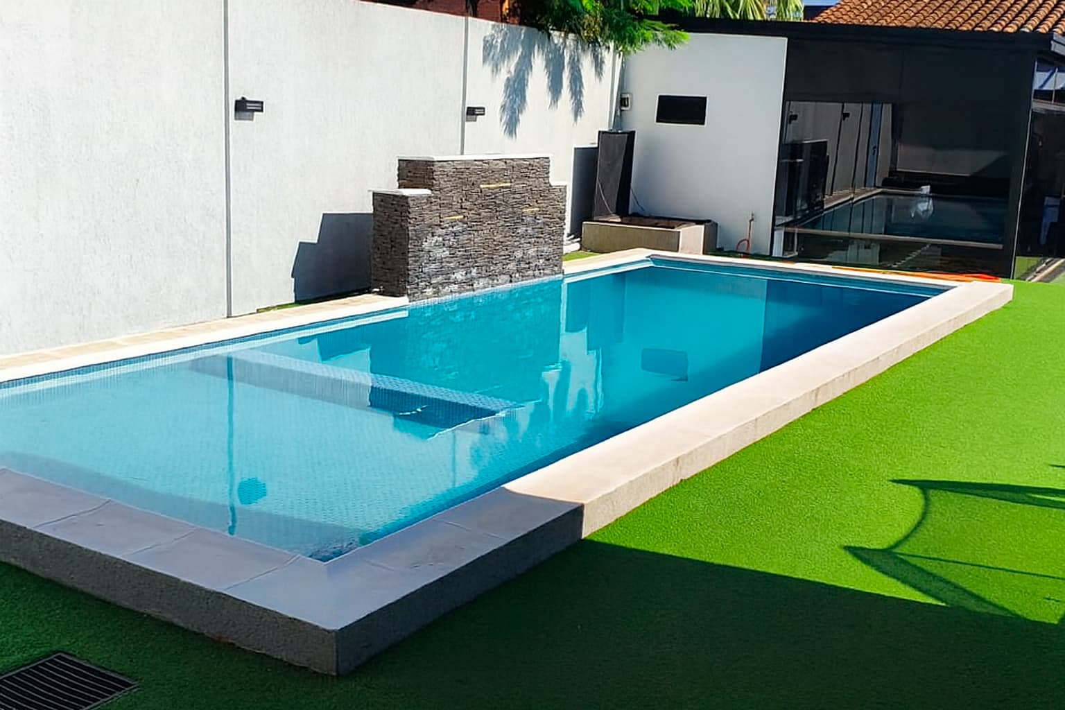 En venta casa de 3 dorm con piscina-Los Laureles