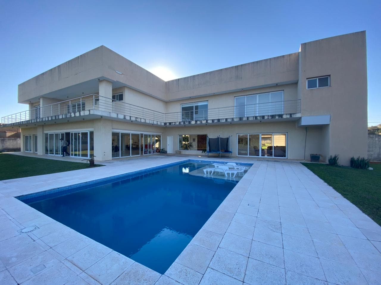 En venta gran residencia minimalista en surubi'i 2722 m2 terreno