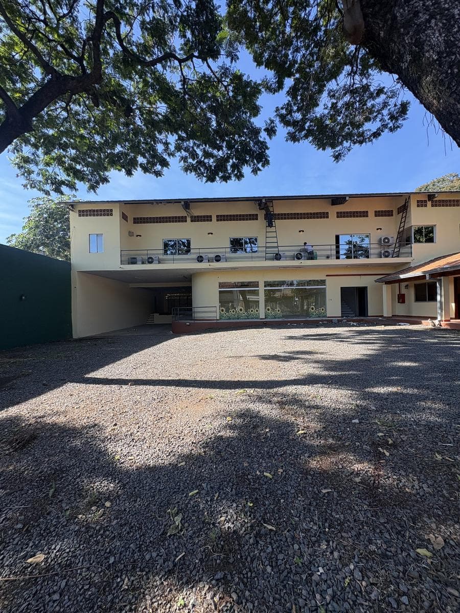 Alquilo showroom, depósitos y oficinas en Fernando de la Mora zona sur
